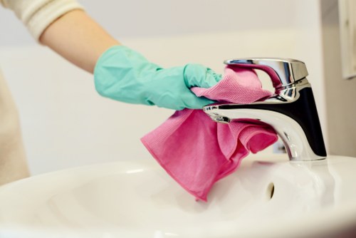Professional carpets cleaner in Belsizepark restoring a living room carpet